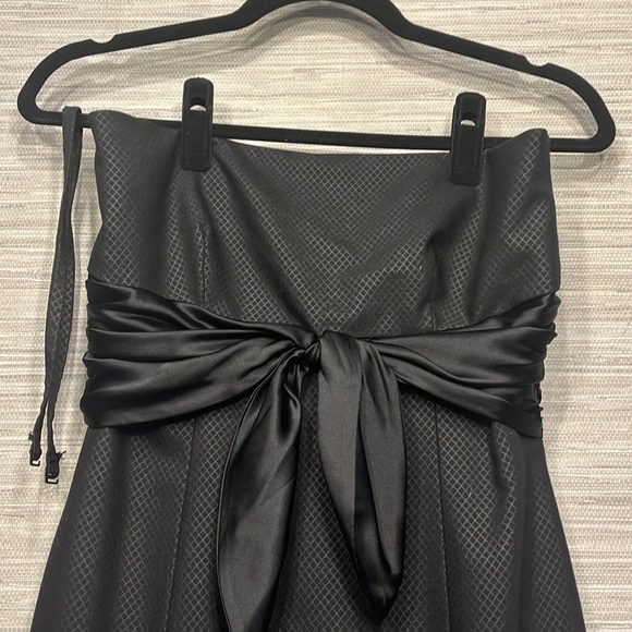 Form fitting black dress - Picture 2 of 6